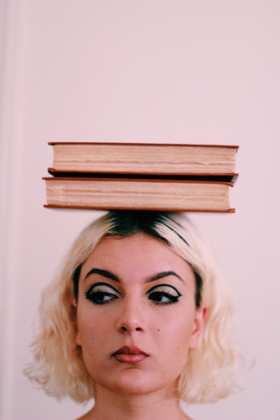 女人头上顶着两本书